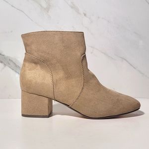 EXPRESS Nude/Beige booties faux suede Almomd toe square heel Size 9